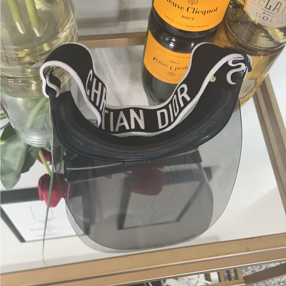Use Christian Dior visor - Picture 3 of 8